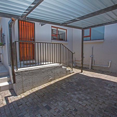 Spacious Garden Cottage ヨハネスブルグ エクステリア 写真
