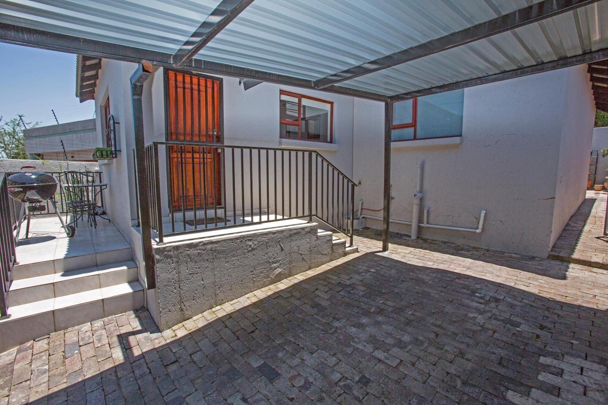 Spacious Garden Cottage ヨハネスブルグ エクステリア 写真